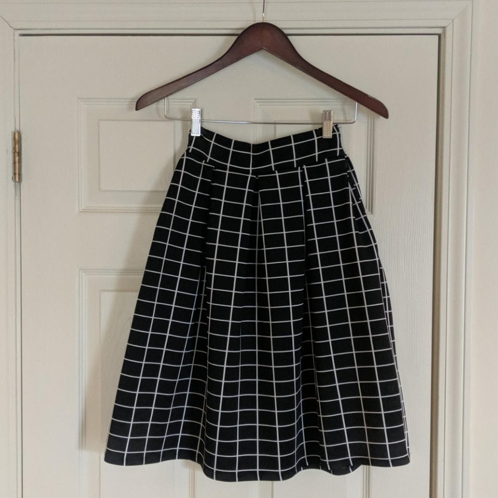 Dramatic grid skirt with pockets!